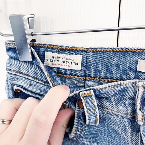 Levi's Premium Wedgie Fit Ankle Jeans in Medium Wash - Picture 3 of 11